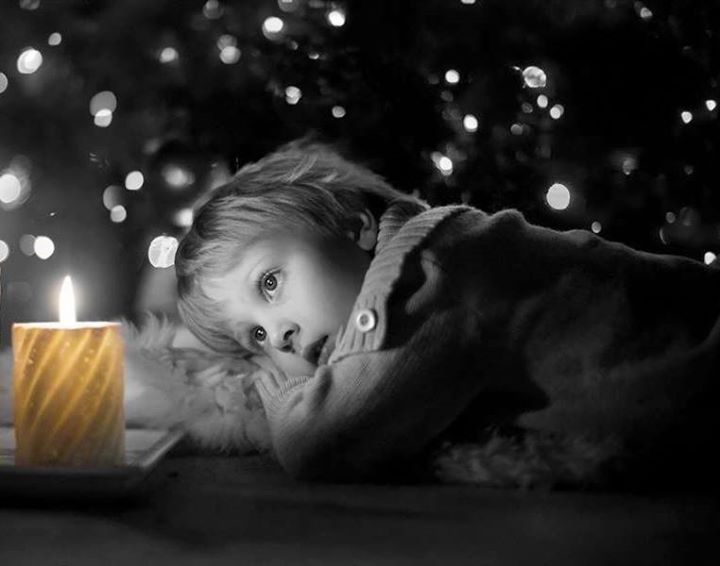 Фото Мальчик смотрит на горящую свечу, by Colors for you