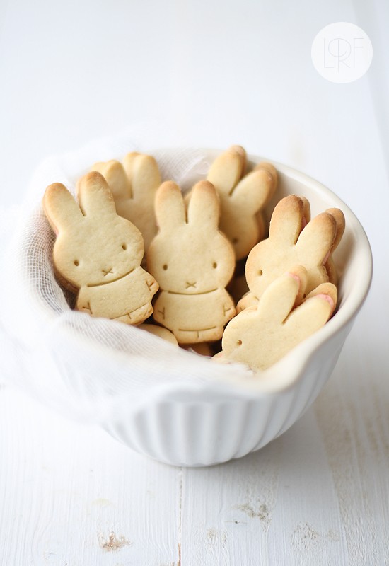 Фото Печенье в виде кроликов в тарелке