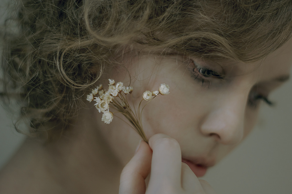 Фото Портрет девушки с мелкими цветами в руке, ву Leda Siloto