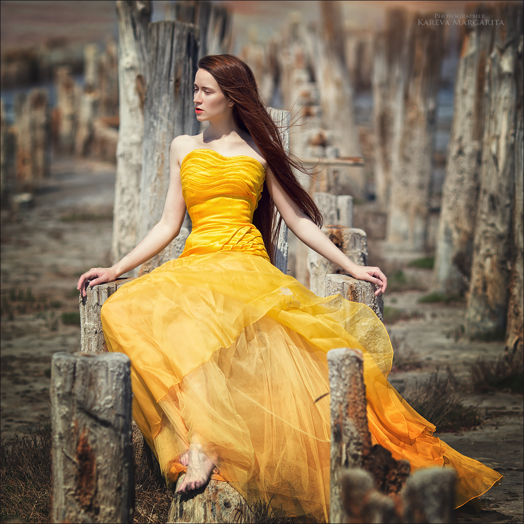 Желтое платье девушки