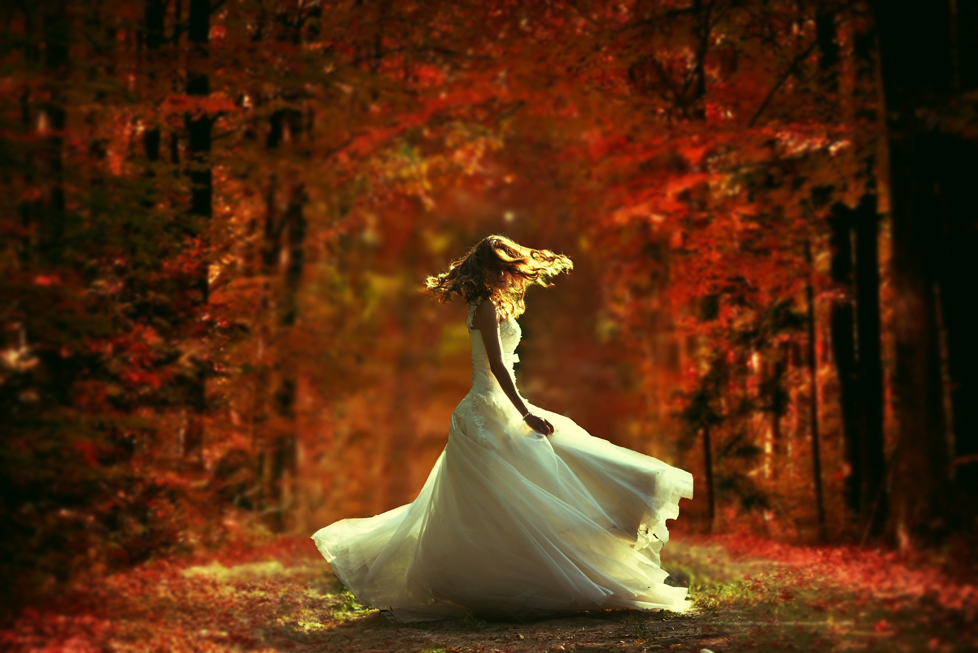 Осень девушки в белом платье