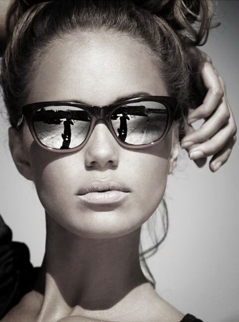 Фото Джессика Альба / Jessica Alba в очках от Ray Bans