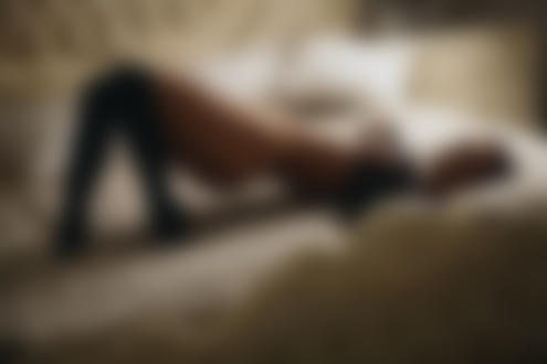 Фото Полуобнаженная девушка лежит на постели, ву Anton Zhilin