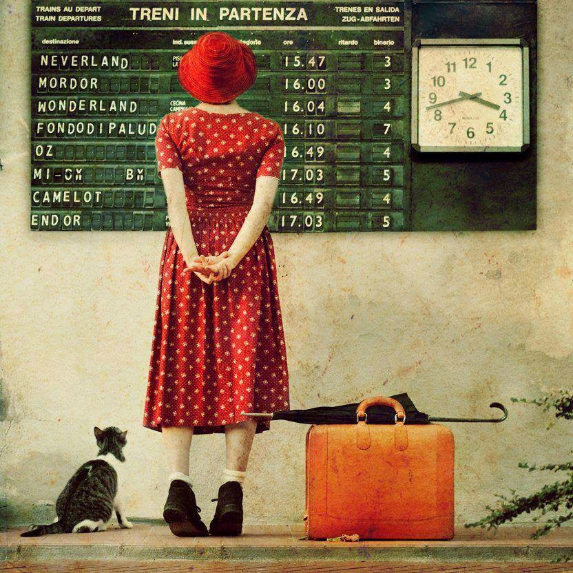 Фото Ретро-фото: девушка с кошкой и чемоданом смотрит расписание поездов, by Valentina Fontenella