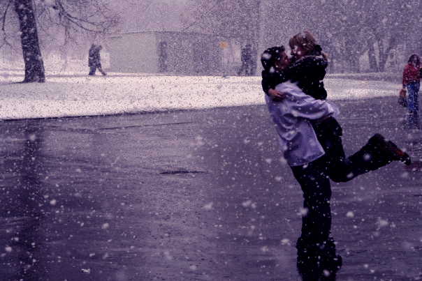 Фото Объятья парня и девушки, под снегопадом