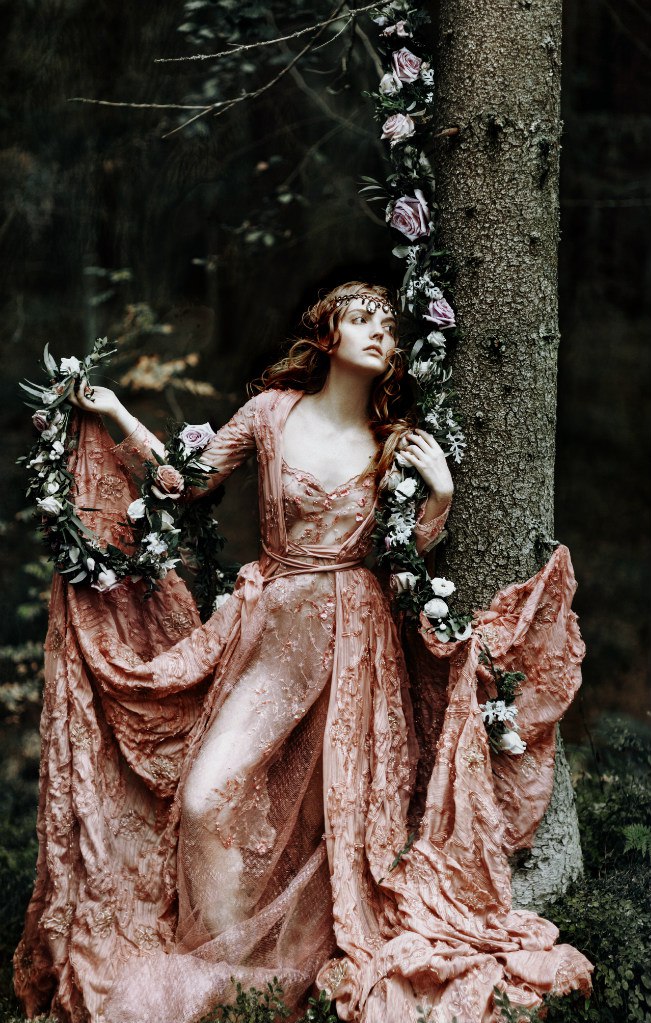 Фото Девушка в платье стоит возле дерева