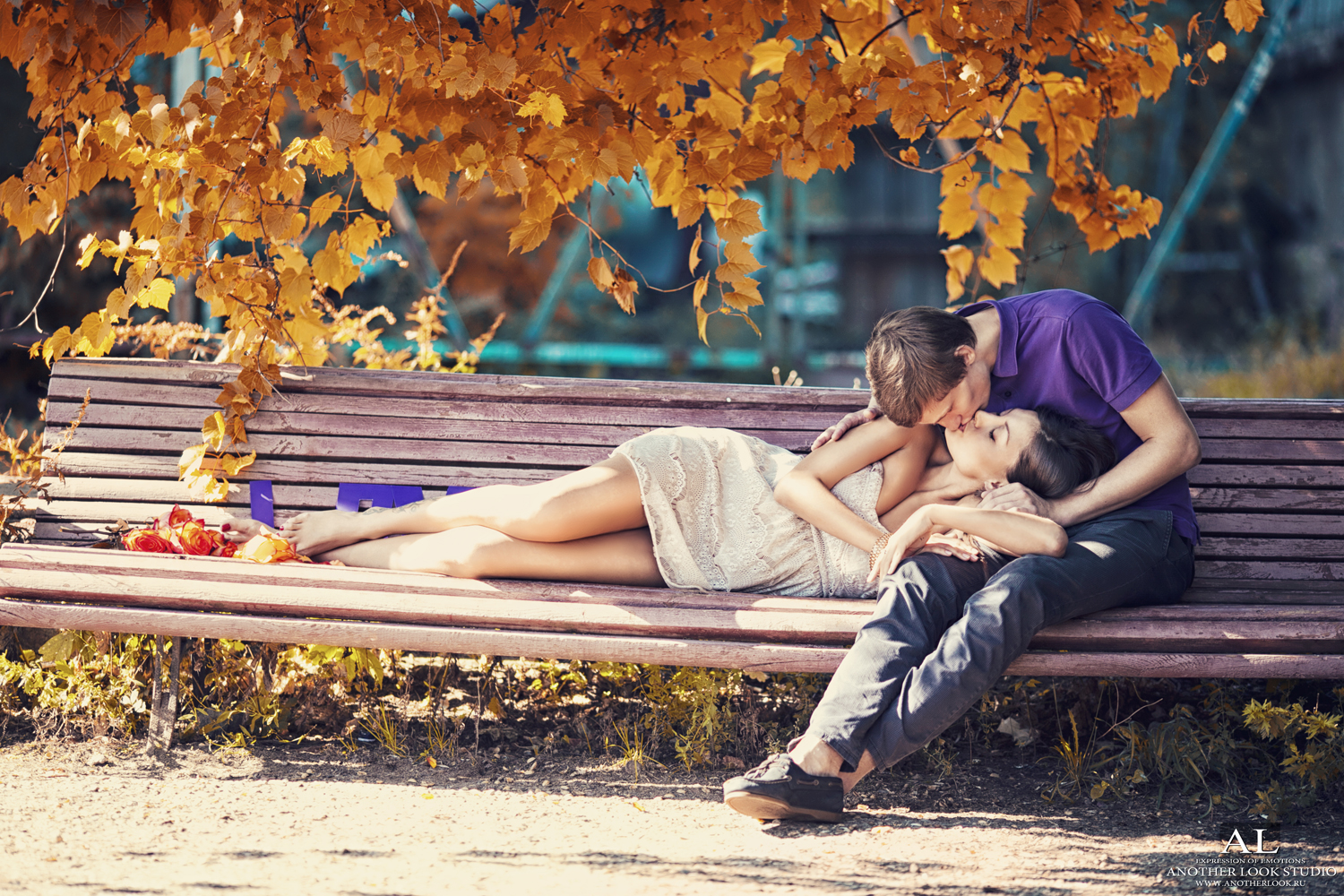 Тропою страсти. Осенняя фотосессия. Парочка на скамейке в парке. Влюбленные на лавочке. Влюбленные в парке на лавочке.