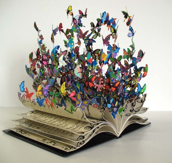 Фото Страницы книги превращаются в бабочек, которые улетают вверх