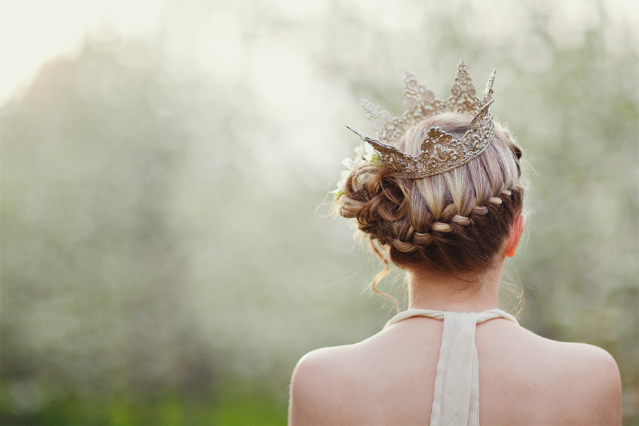 Фото Девушка с короной на голове