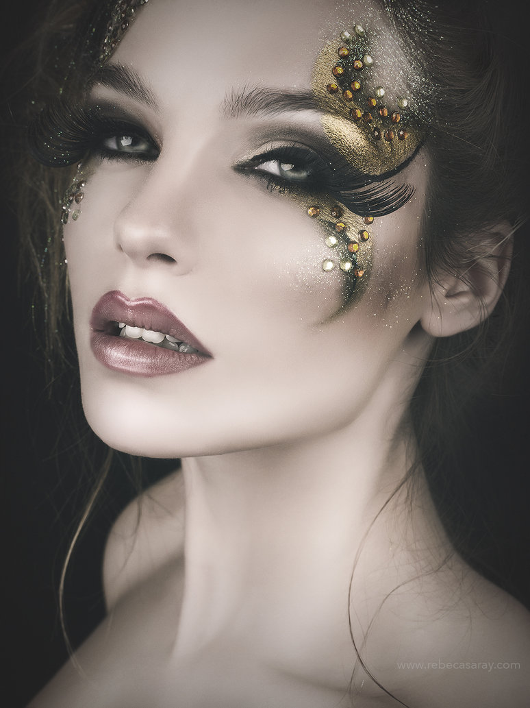Фото Красивая девушка с макияжем на глазах и красивыми губами, автор Rebeca  Saray