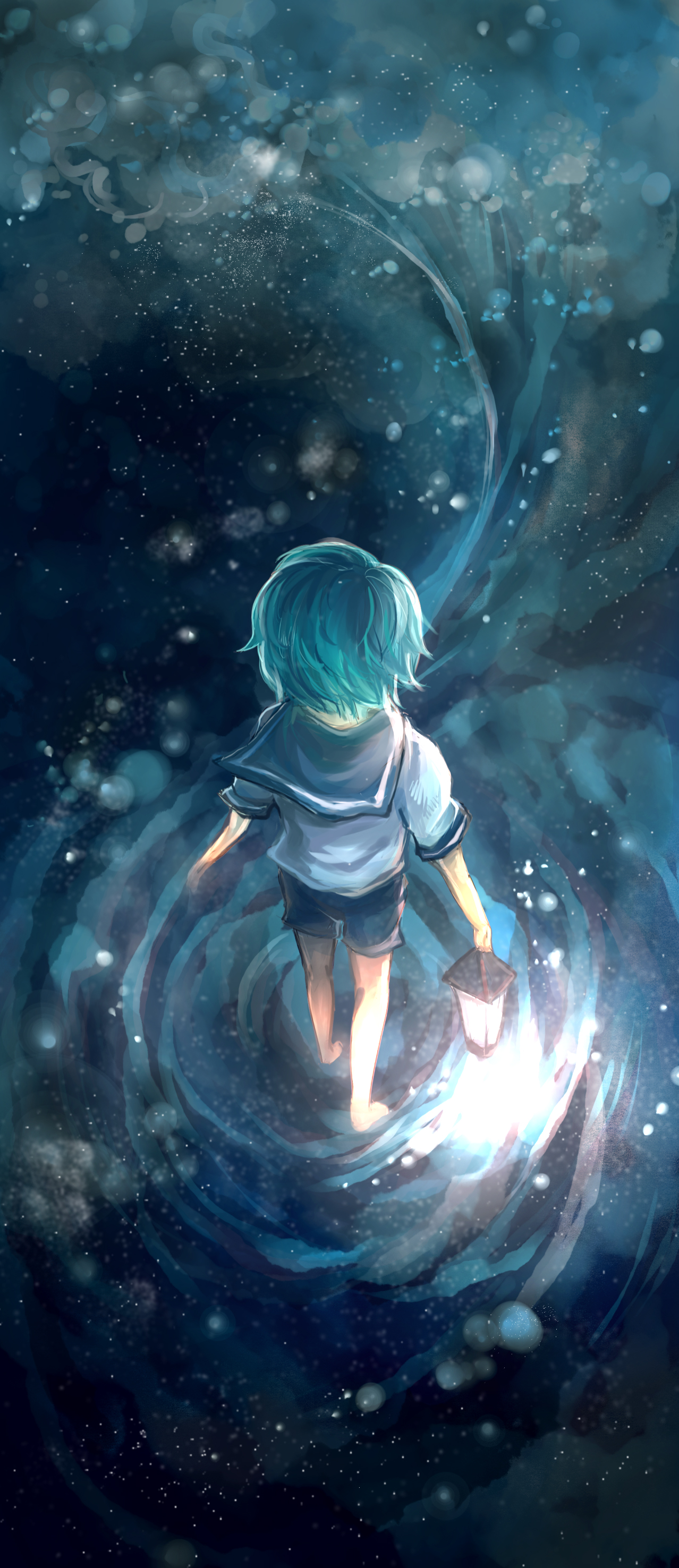 Фото Мальчик с фонарем в руке стоит на поверхности воды, в которой отражается звездное небо