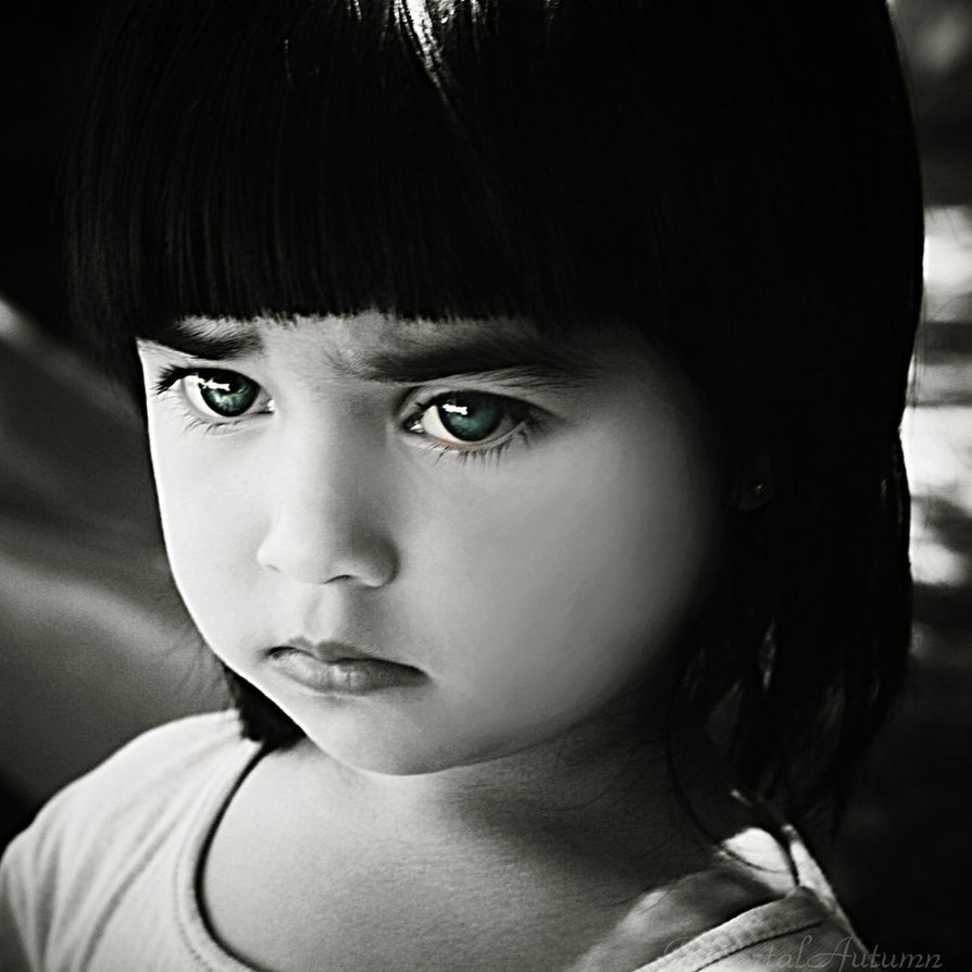 Фото Грустная девочка с зелеными глазами