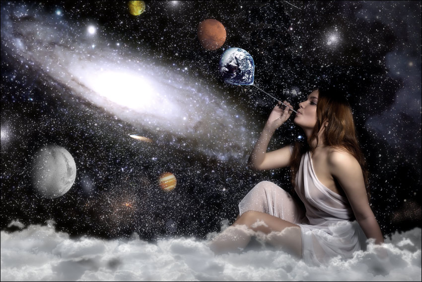 Фото Девушка выдувает планеты с помощью соломинки, сидя на облаке