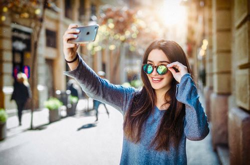 Фото Девушка стоит на улице и делает селфи, by Gustavo Terzaghi