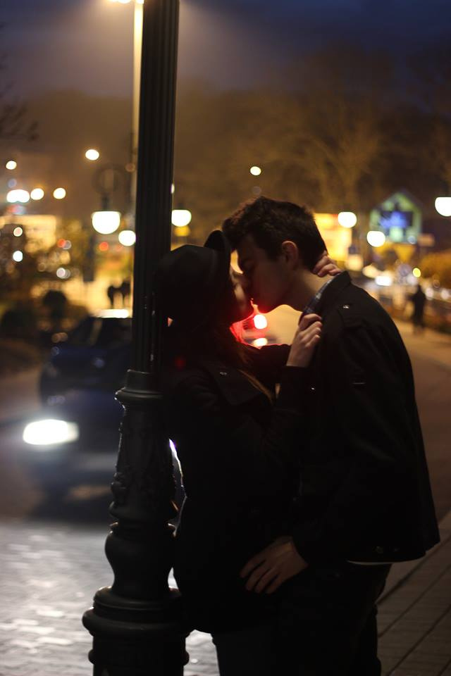 Фото Парень с девушкой целуются, стоя у фонаря, ву Marzena Szafran