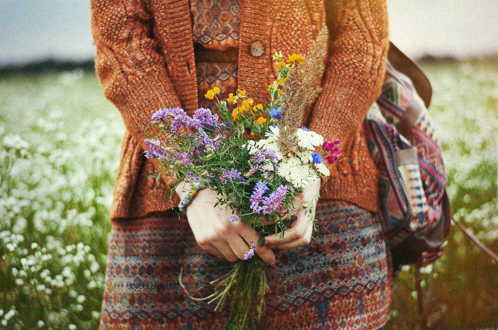 Фото Девушка держит в руках букетик полевых цветов by ilmari-nen