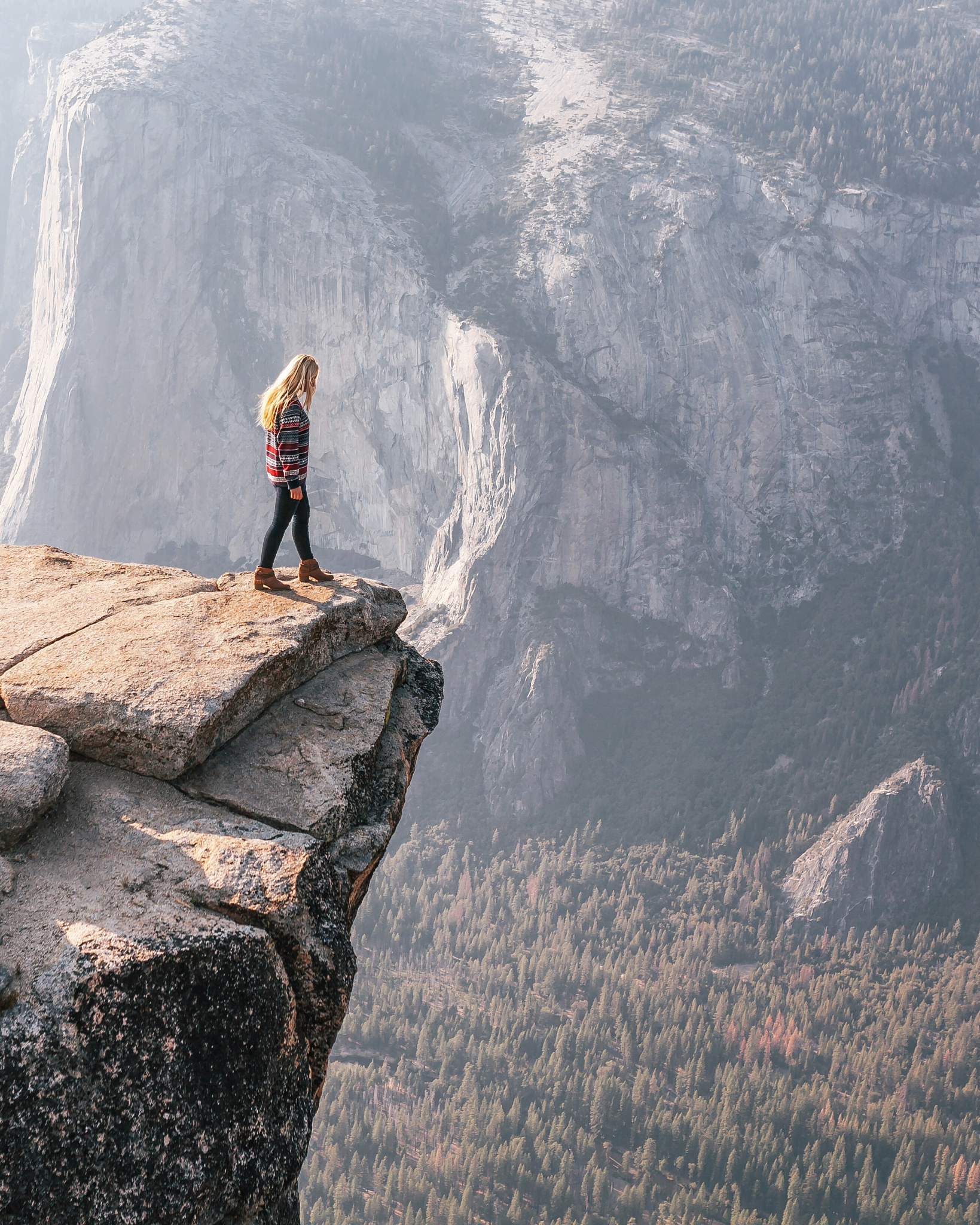 Фото Девушка стоит на краю горы, by Oscar Nilsson