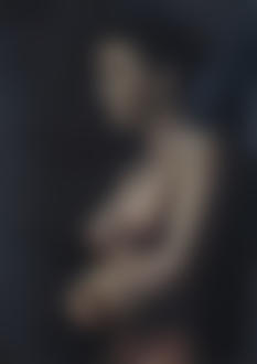 Фото Голая девушка, волосы собраны в пучок, смотрит вниз, длинные черные ногти. Художник Robert Che&;chowski