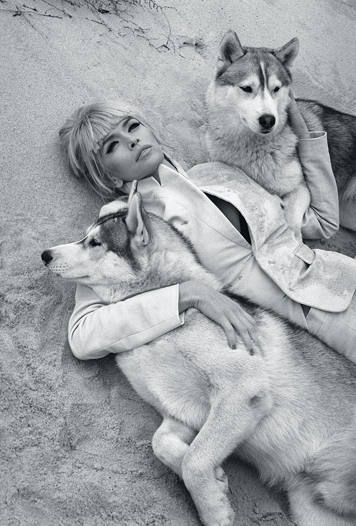 Фото Вера Брежнева лежит с двумя собаками породы хаски, by Vasilina Vrublevskaya