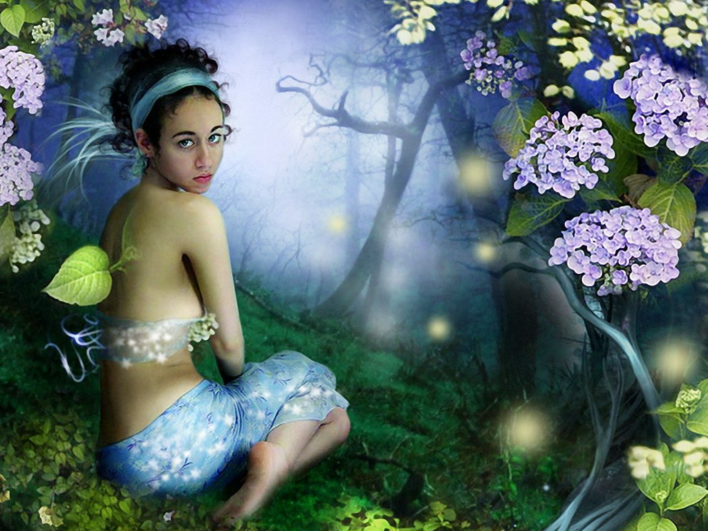 Фото Девушка - лесная нимфа, сидит ночью в тишине деревьев, рядом с цветущими кустами, автор Gale Franey / Гейл Франи