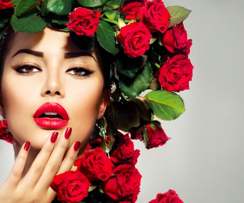 Фото Девушка с алыми губами и алыми розами