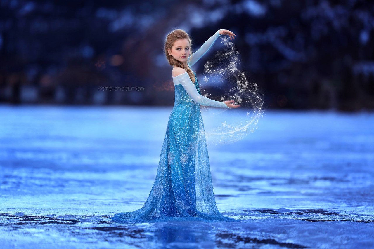 Фото Девочка в голубом платье колдует снежинки, косплей на Эльзу / Elsa, мультфильм Холодное сердце / Frozenby Katie Andelman