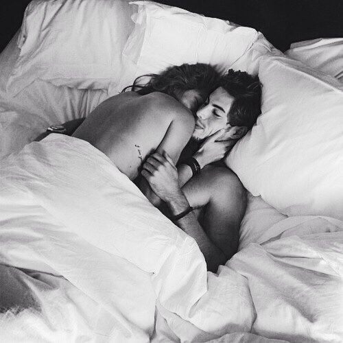 Фото Мужчина с девушкой спят в кровати