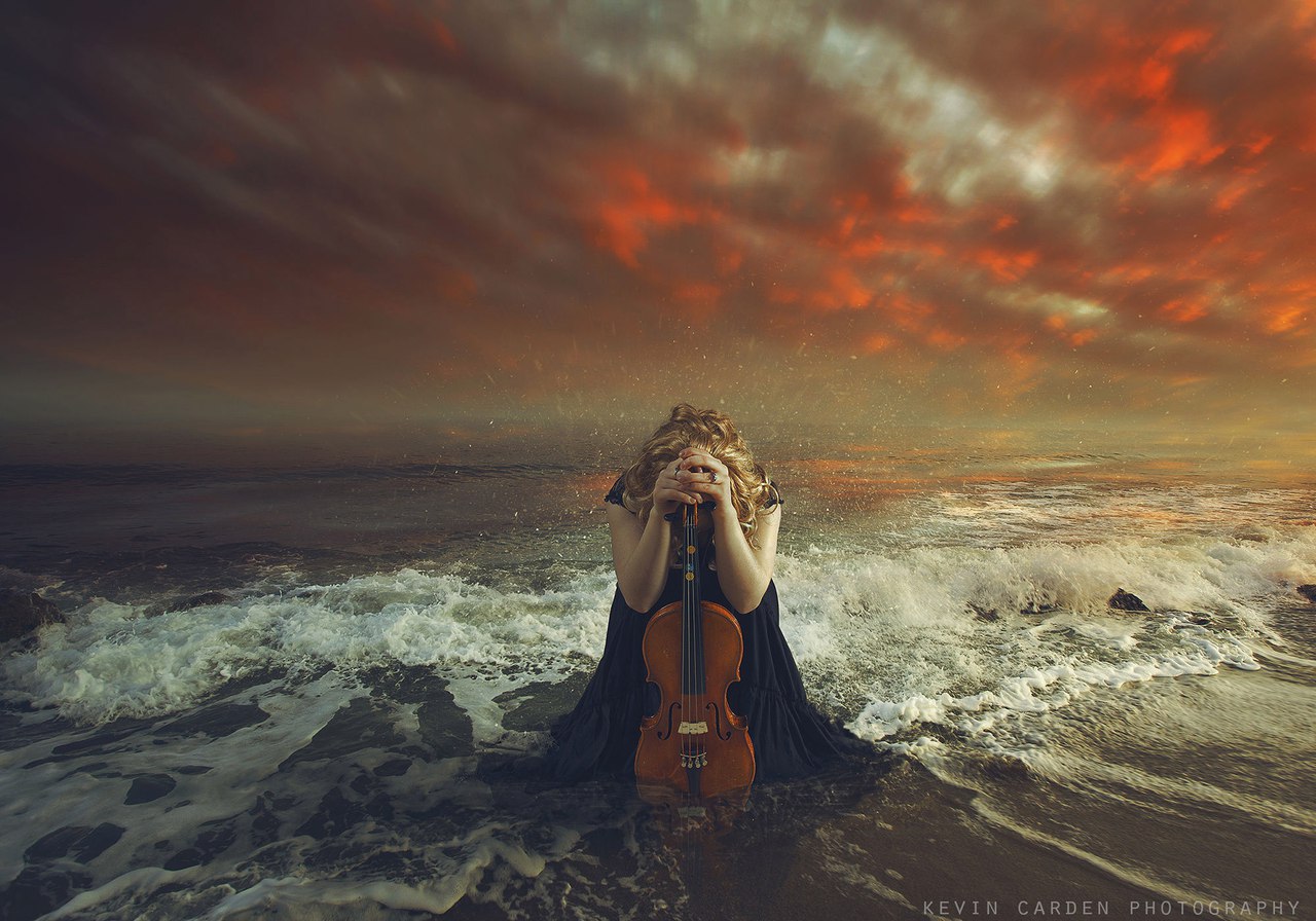 Фото Девушка со скрипкой сидит на берегу моря, by Kevin Carden