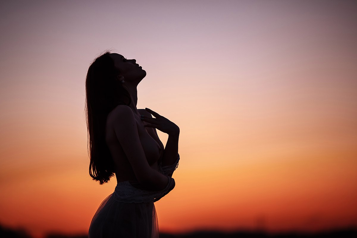 Фото девушки со спины на фоне заката