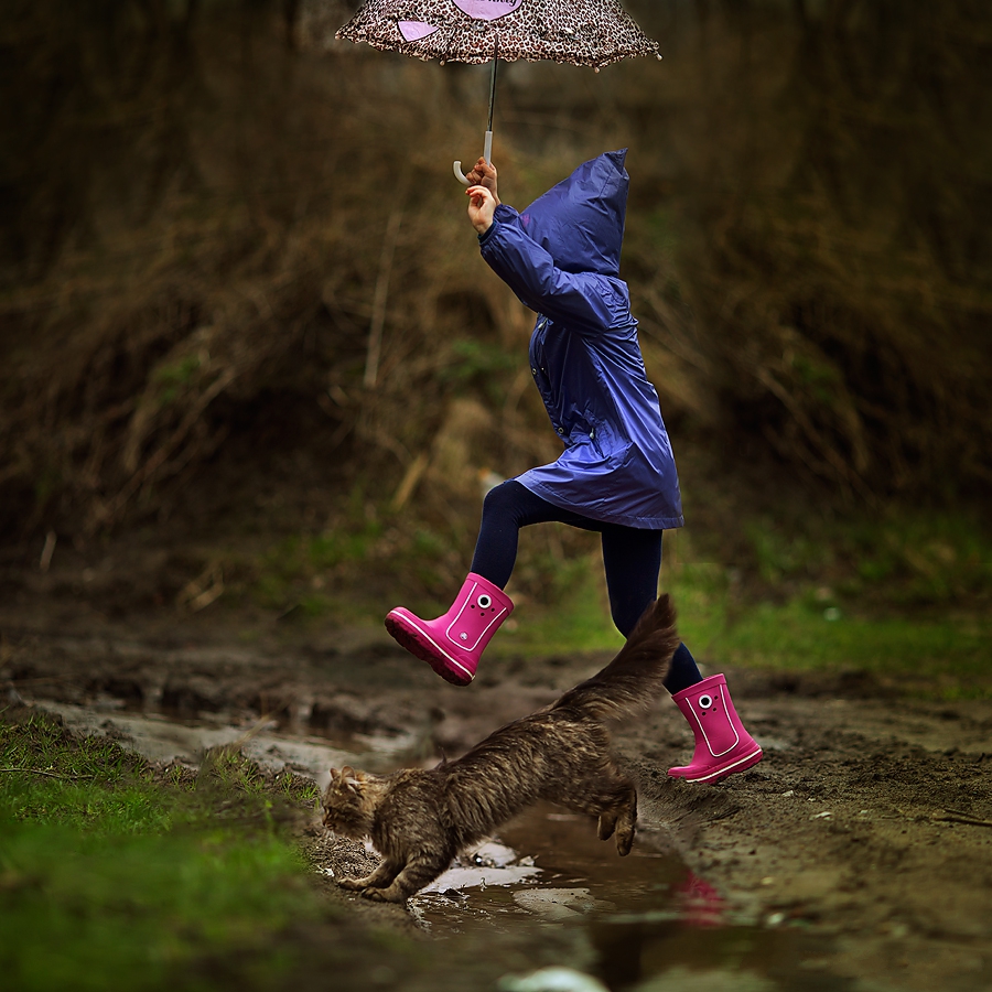 Фото Девочка с зонтиком и кошка перепрыгивают через канавку с водой, фотограф Юлия Карпова