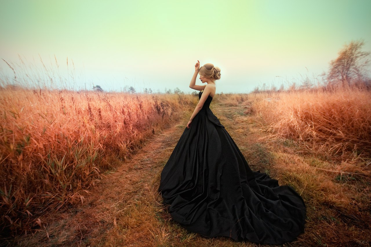 Фотосессия в поле в черном платье