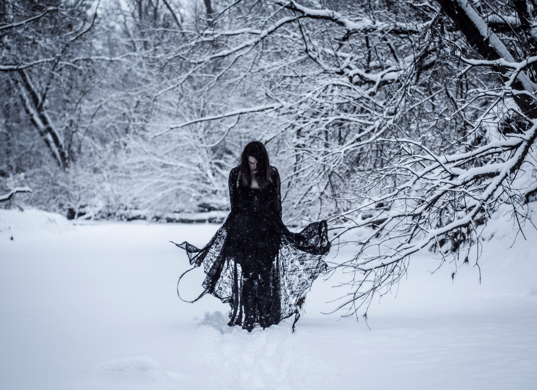 Фото Готичная дева в зимнем лесу