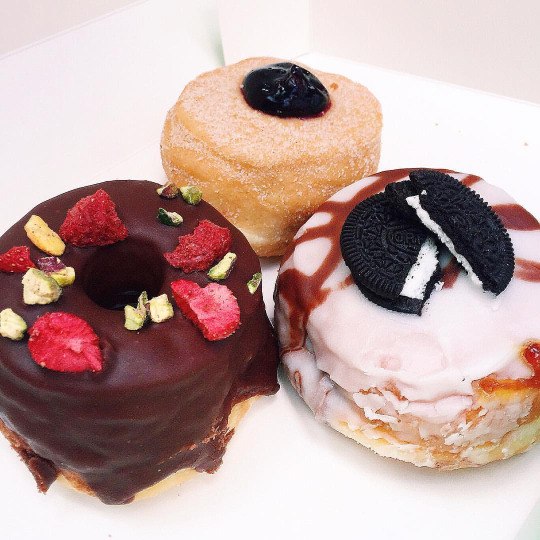 Фото Пирожные с белым и черным шоколадом, печеньем, орехами и фруктами