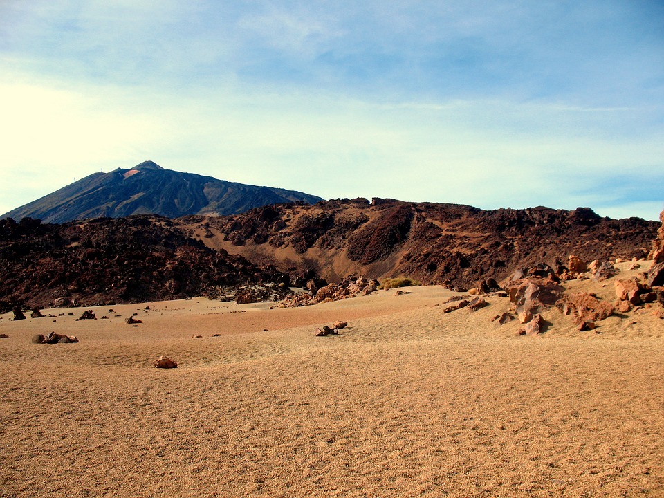 Фото Жетлый песок пустыни на фоне гор