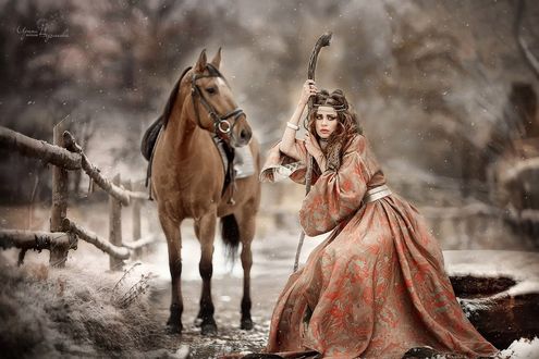 Фото Девушка в платье стоит рядом с лошадью, фотограф Ирина Недялкова