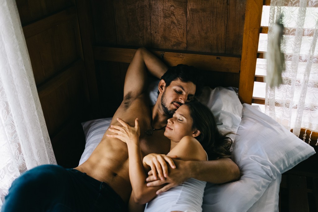 21-летняя пара сношается на кровати