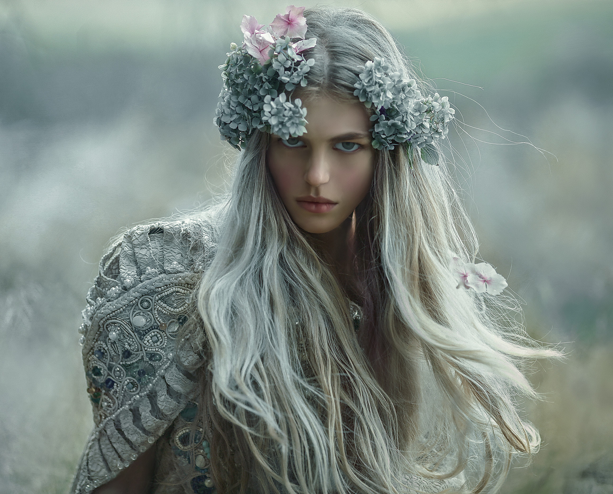  Девушка с длинными волосами с цветами на волосах, by Agnieszka Lorek