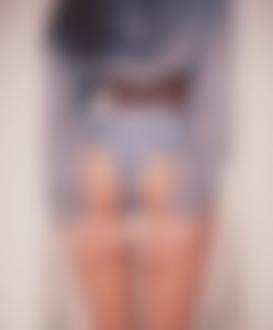 Фото Девушка в джинсовых шортиках и курточке стоит к нам спиной, фотограф Кирилл Чернявский