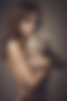 Фото Полуобнаженная девушка держит на руках возмущенного кота, фотограф Татьяна Игнатиева