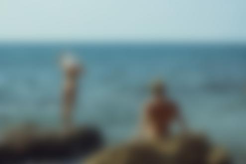 Фото Девушка в щляпе стоит на камне и парень смотрит на нее, фотограф Мочульский Леонид