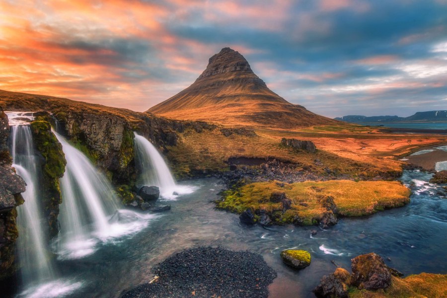 Фото Водопад на фоне горы и облачного неба, by Daniel Herr