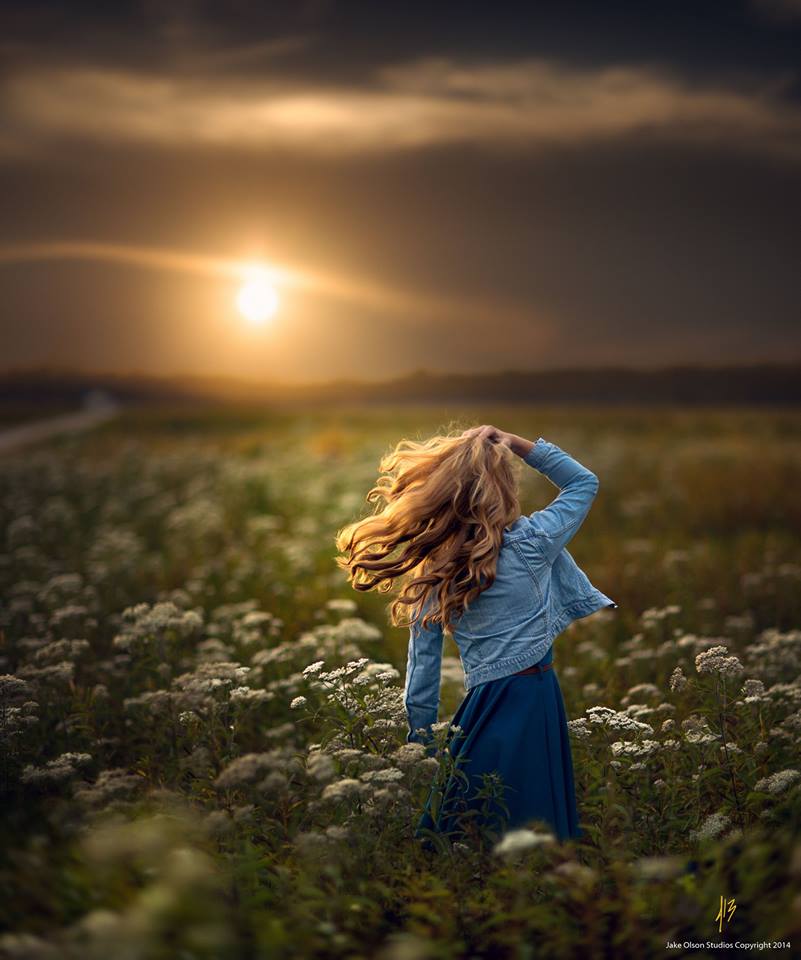 Фото Девушка стоит в поле на фоне солнца, by Jake Olson