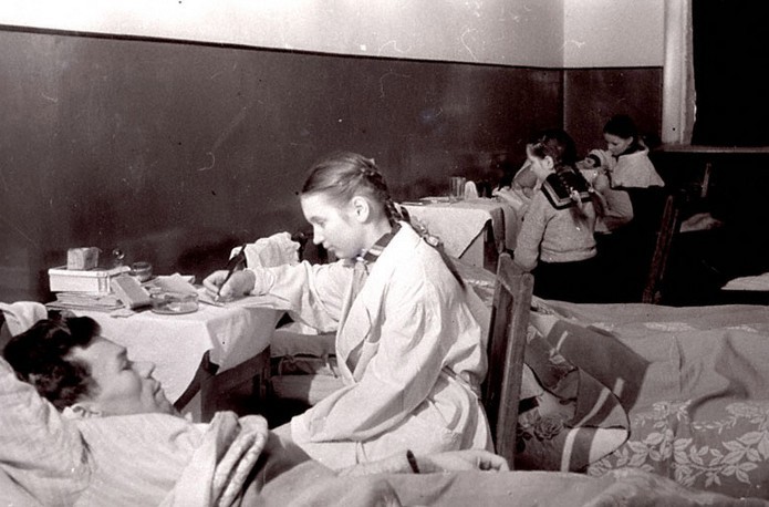 Фото Учащиеся школы № 6 г. Калинина пишут письма домой под диктовку раненых бойцов, находящихся на излечении в госпитале