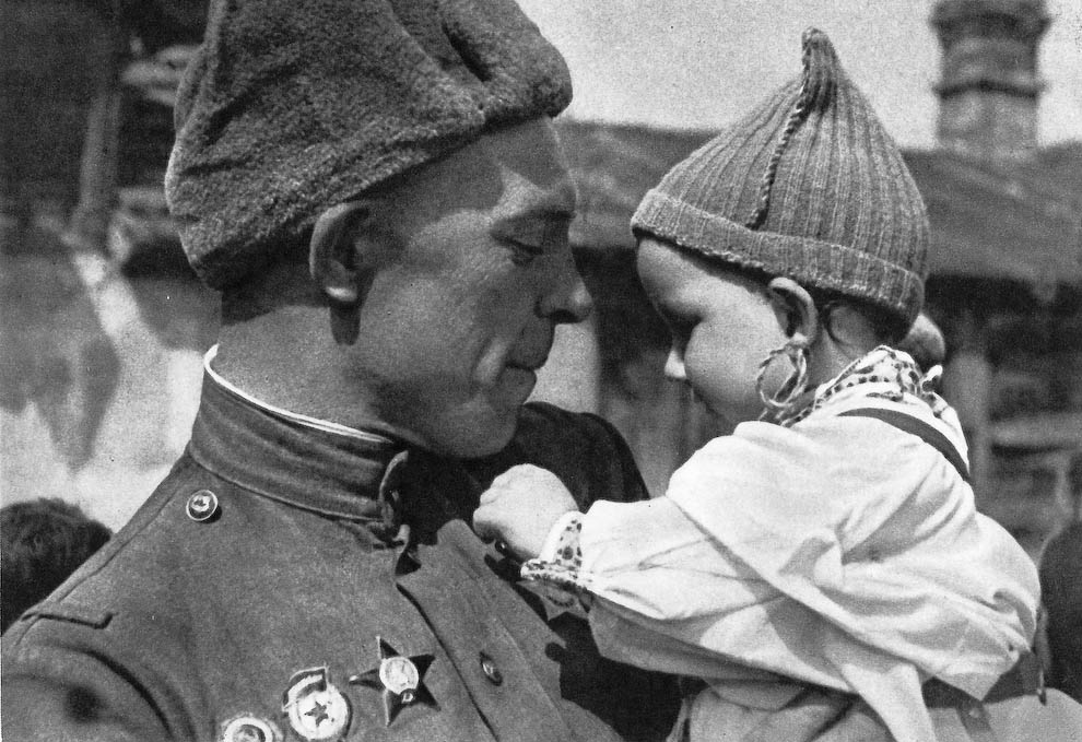 Фото Советский солдат держит на руках ребенка