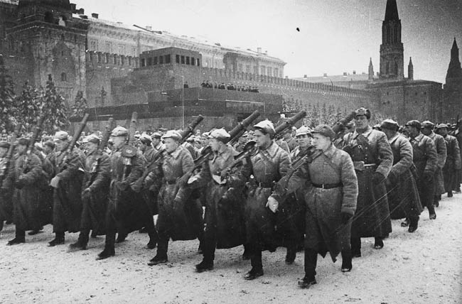 Фото Военный парад на Красной площади, Москва, 7 ноября, 1941 года