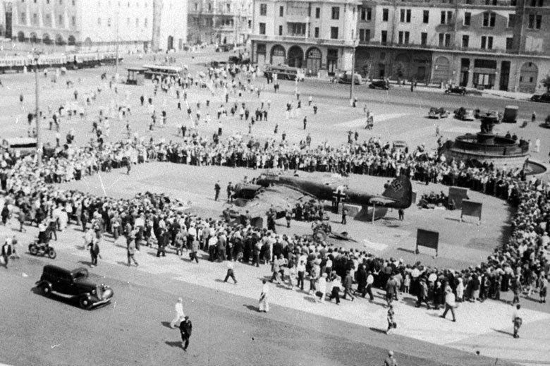 Фото Москвичи на площади Свердлова осматривают сбитый над столицей немецкий самолет, 1941 год, место съемки: Москва, автор съемки Кнорринг Олег Борисович