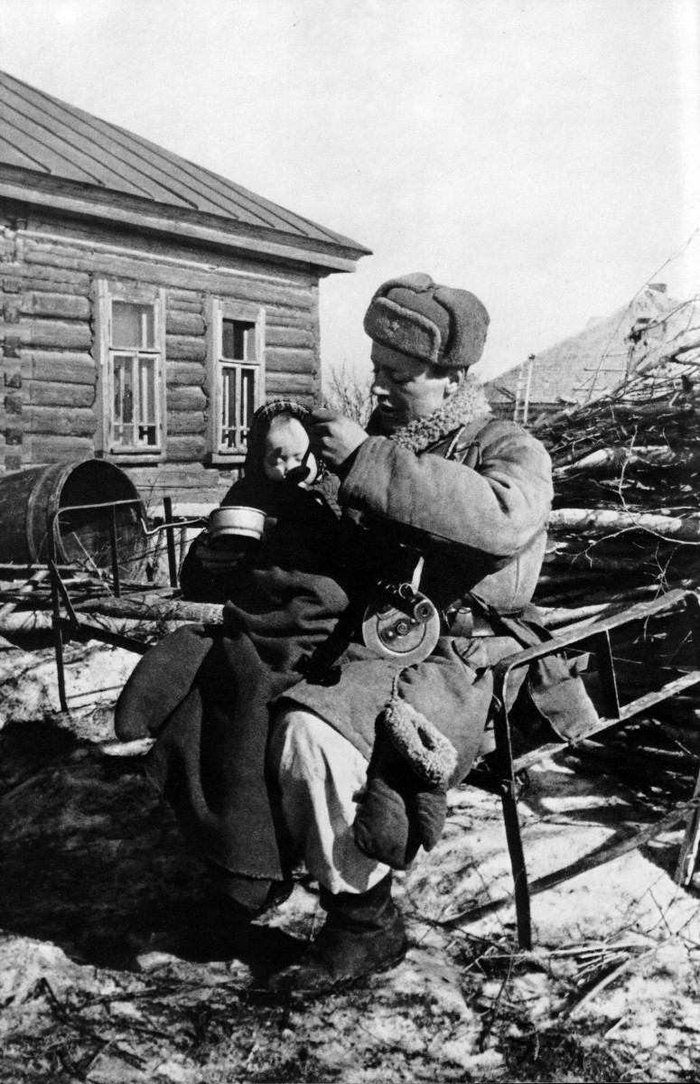 Фото Советский солдат кормит девочку, выжившую после фашистского авиа налета, фото военного корреспондента Кинеловского Виктора Сергеевича