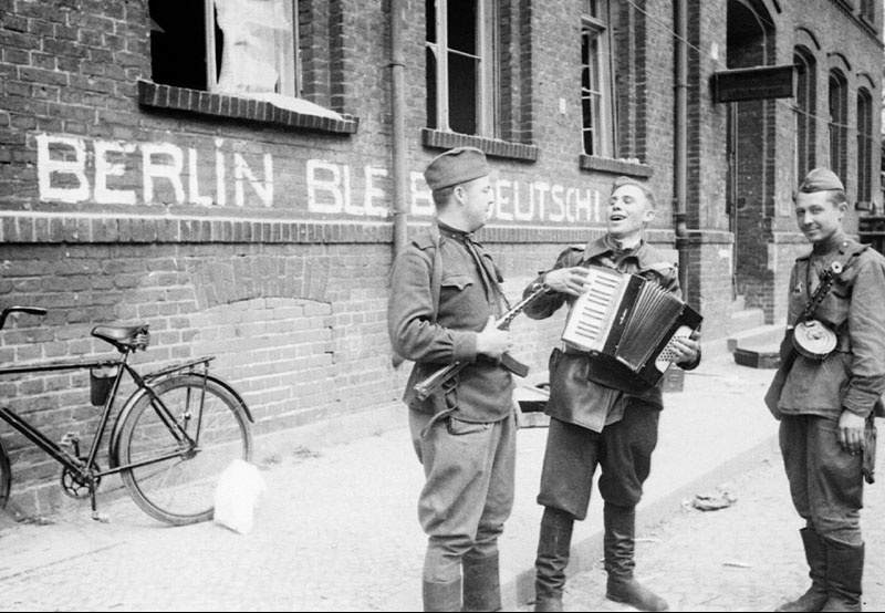 Фото Советские солдаты с гармонью на одной из улиц Berlin / Берлина