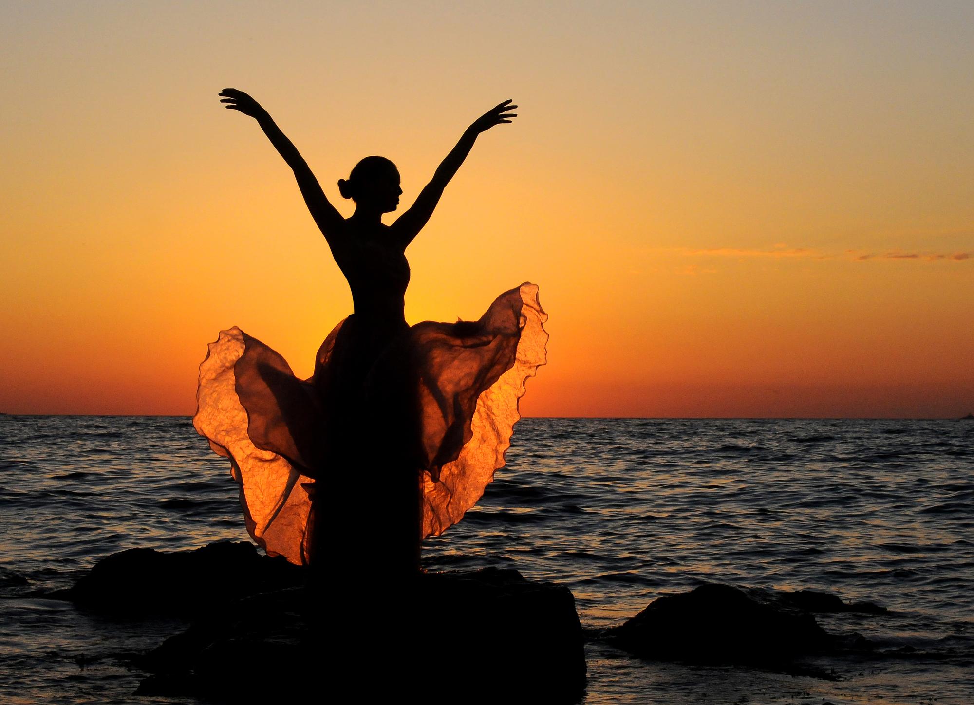 Танцы в закате. Девушка танцует на закате. Танцующая девушка на закате. Девушка танцует на берегу. Балерина на закате.