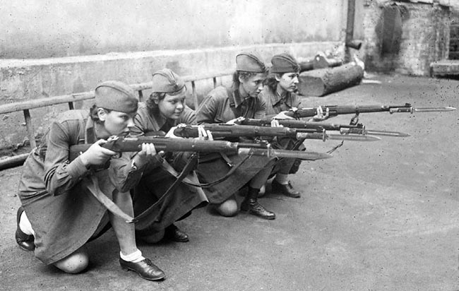 Фото Женщины обучаются стрельбе из винтовки, Москва 1941 год, автор съемки Оцуп П. А